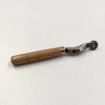 Rodadera de madera para marcar tela